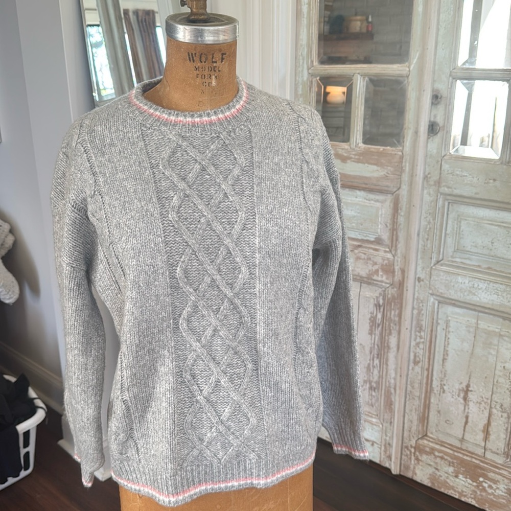 Fate sweater, beautiful Heather gray size small, NWT